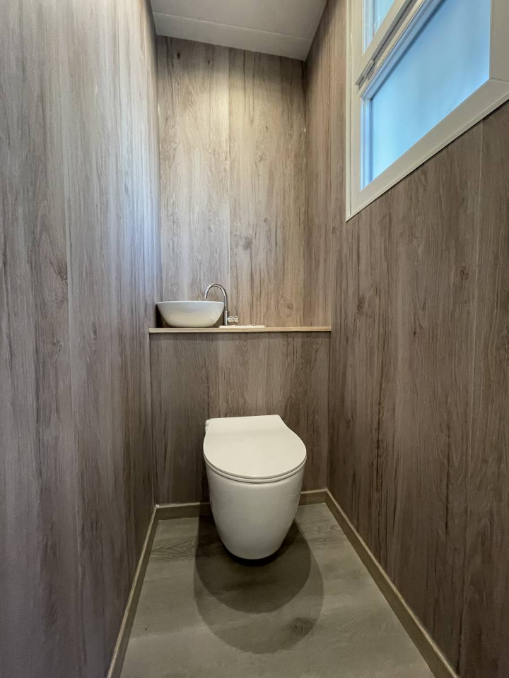 Toilette suspendue après rénovation 
